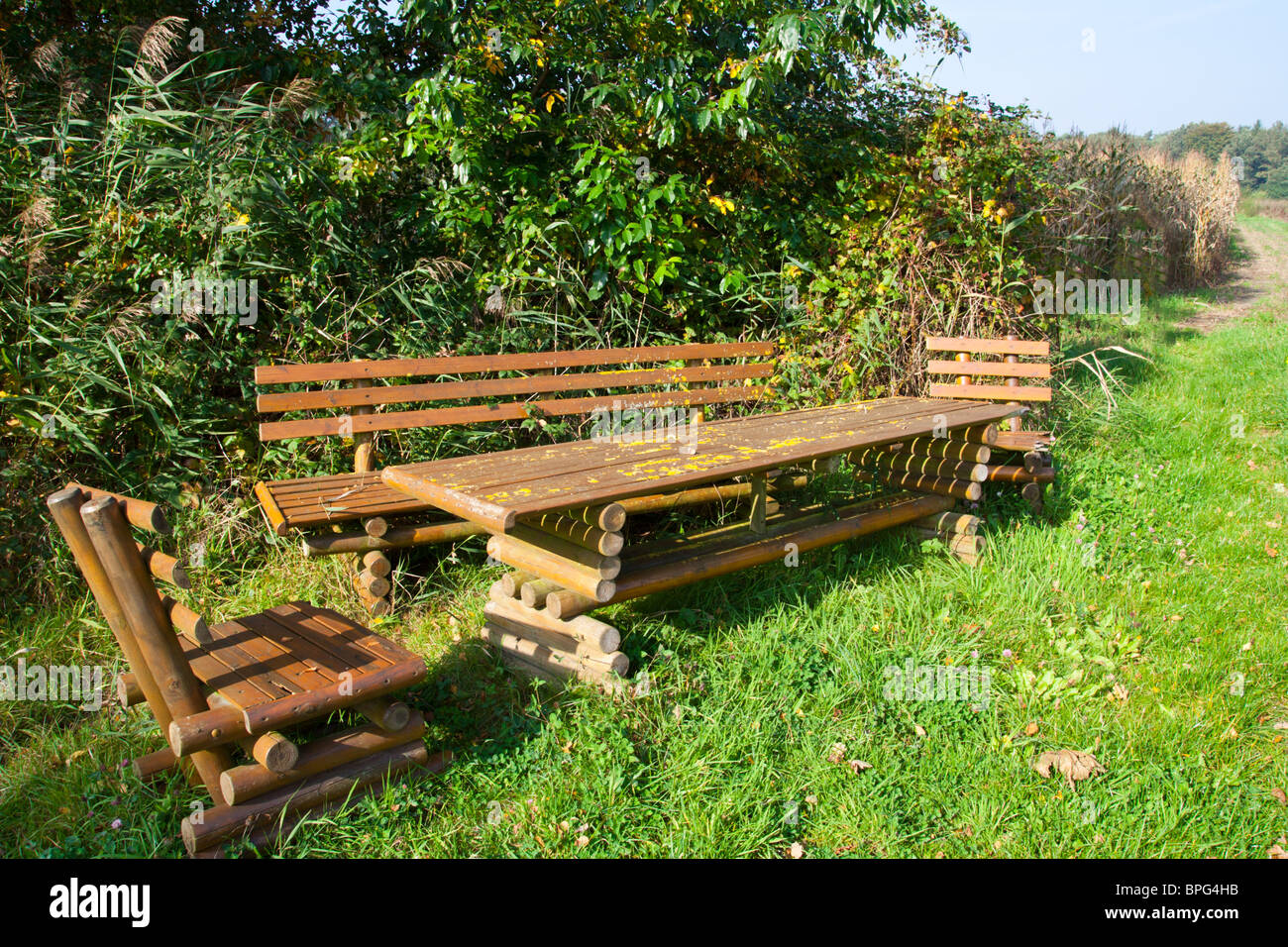 Table et chaises en bois debout dans la nature Banque D'Images