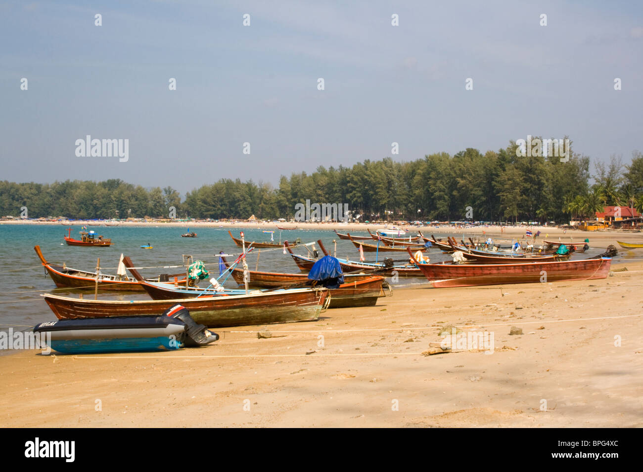Bateaux thaïlandais au repos à Kamala Beach, Phuket Thaïlande Banque D'Images