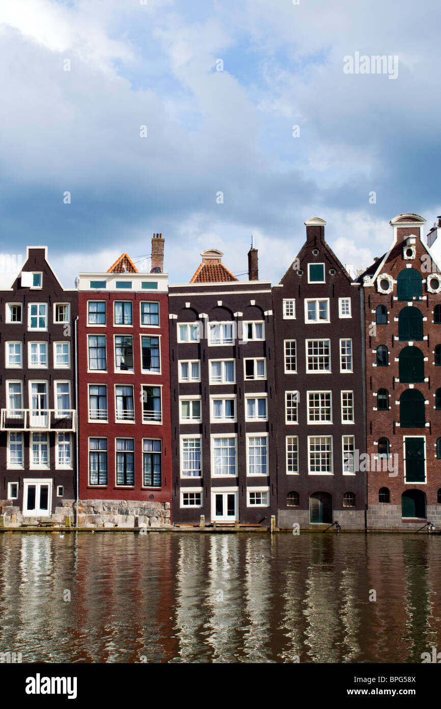 17e et 18e siècle vieux maisons en briques le long d'un canal à Amsterdam, Hollande. Banque D'Images