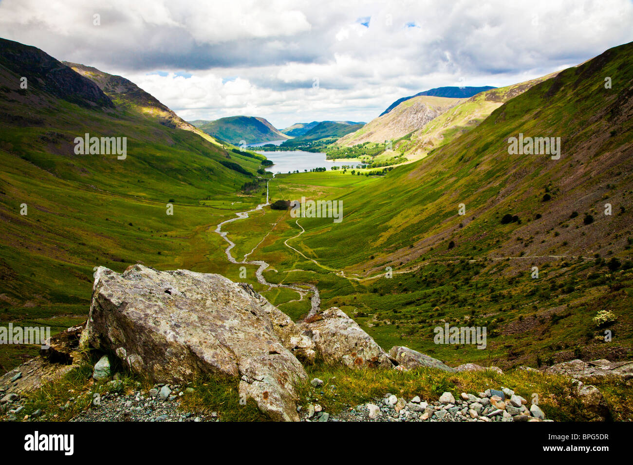 Vue sur la lande et les meules de Crummock Water path, Parc National de Lake District, Cumbria, England, UK Banque D'Images