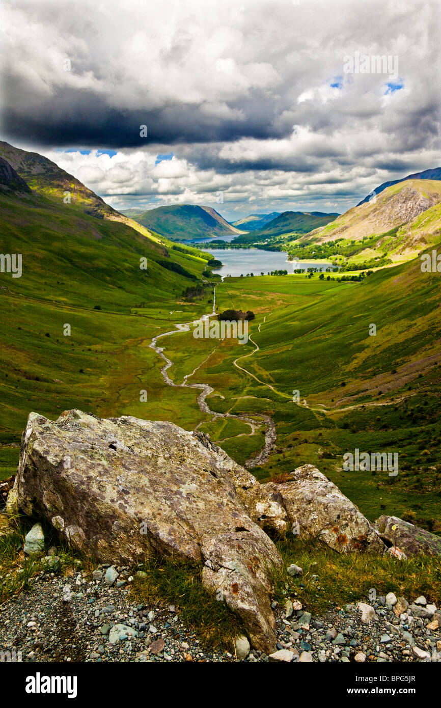 Vue sur la lande et les meules de Crummock Water path, Parc National de Lake District, Cumbria, England, UK Banque D'Images