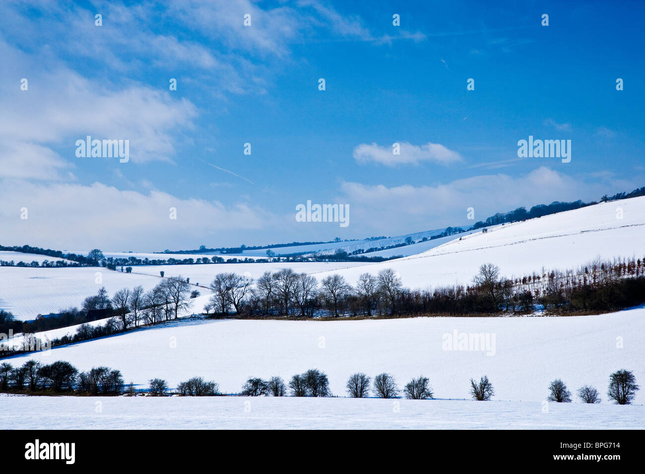 Un beau paysage d'hiver enneigé,vue,ou sur la scène des bas dans le Wiltshire, England, UK Banque D'Images