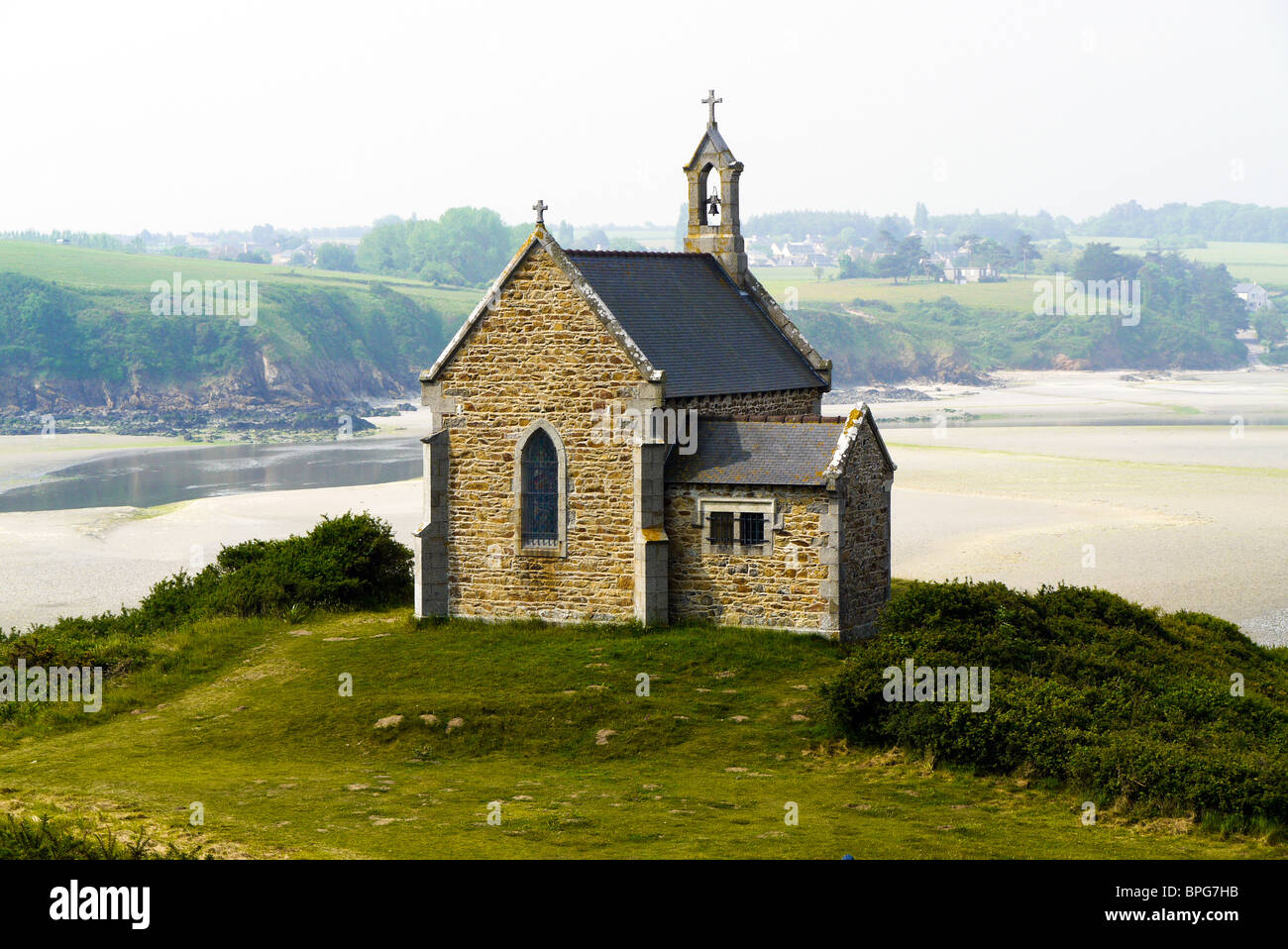 Belle chapelle St Maurice le long de la côte de Bretagne France près de la petite ville d'Yffiniac sur les cotes d'Armor France Banque D'Images