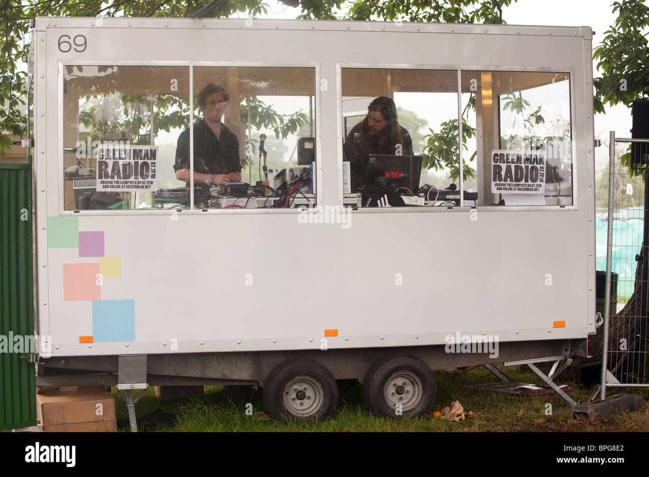 Les jockeys de disque Quietus diffusant sur le Green Man Festival radio. Green Man Festival 2010. Banque D'Images