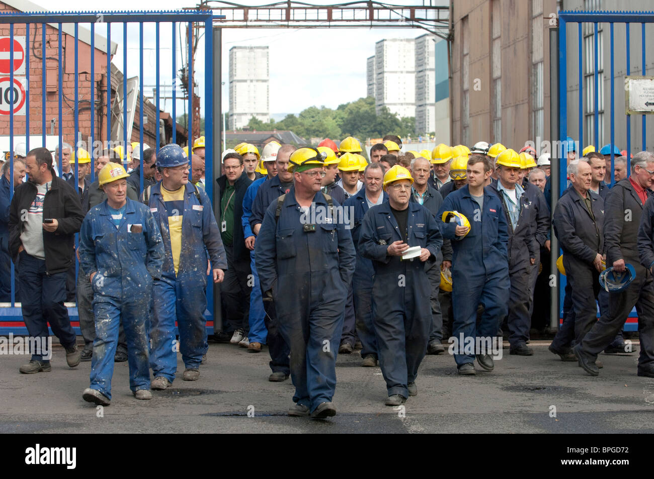 Les travailleurs de BAE Systems Govan Shipyard à Glasgow laisser via l'entrée avant. Banque D'Images