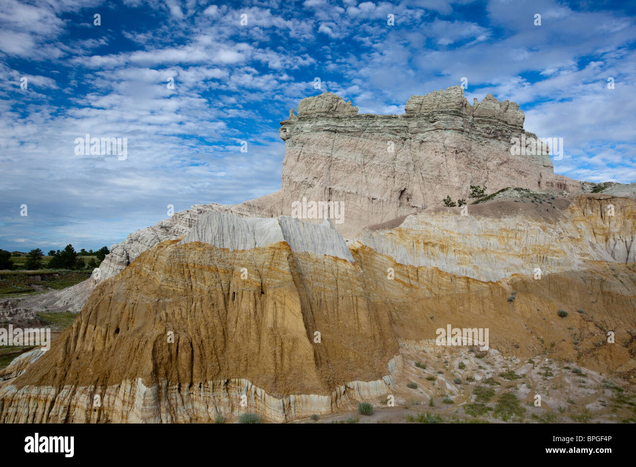 Le Dakota du Sud butte avec ciel bleu et nuages Banque D'Images