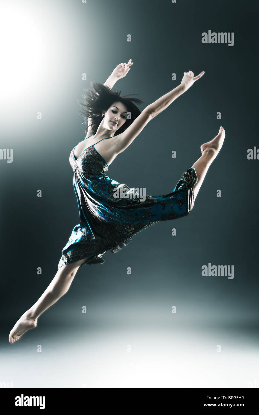 Style moderne élégant et jeune danseuse est étirée de saut Banque D'Images