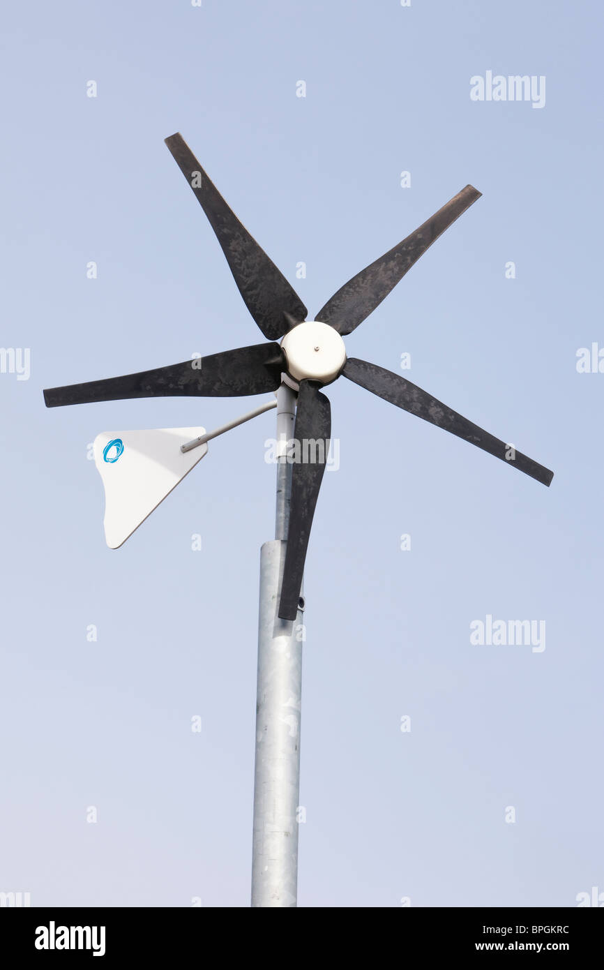 Eco friendly wind turbine in terrain de l'école Banque D'Images