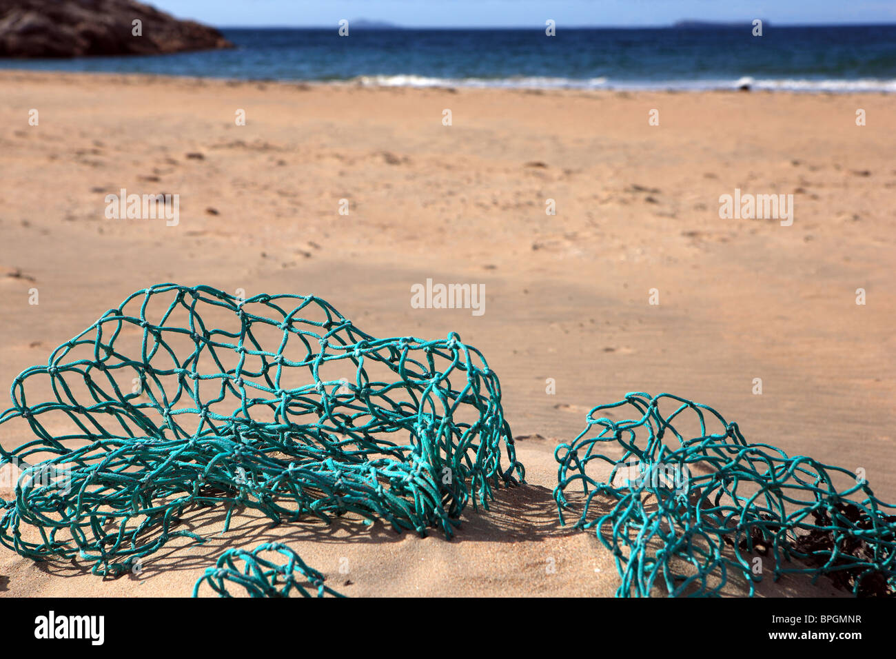 Filet de pêche sur une plage de sable fin Banque D'Images