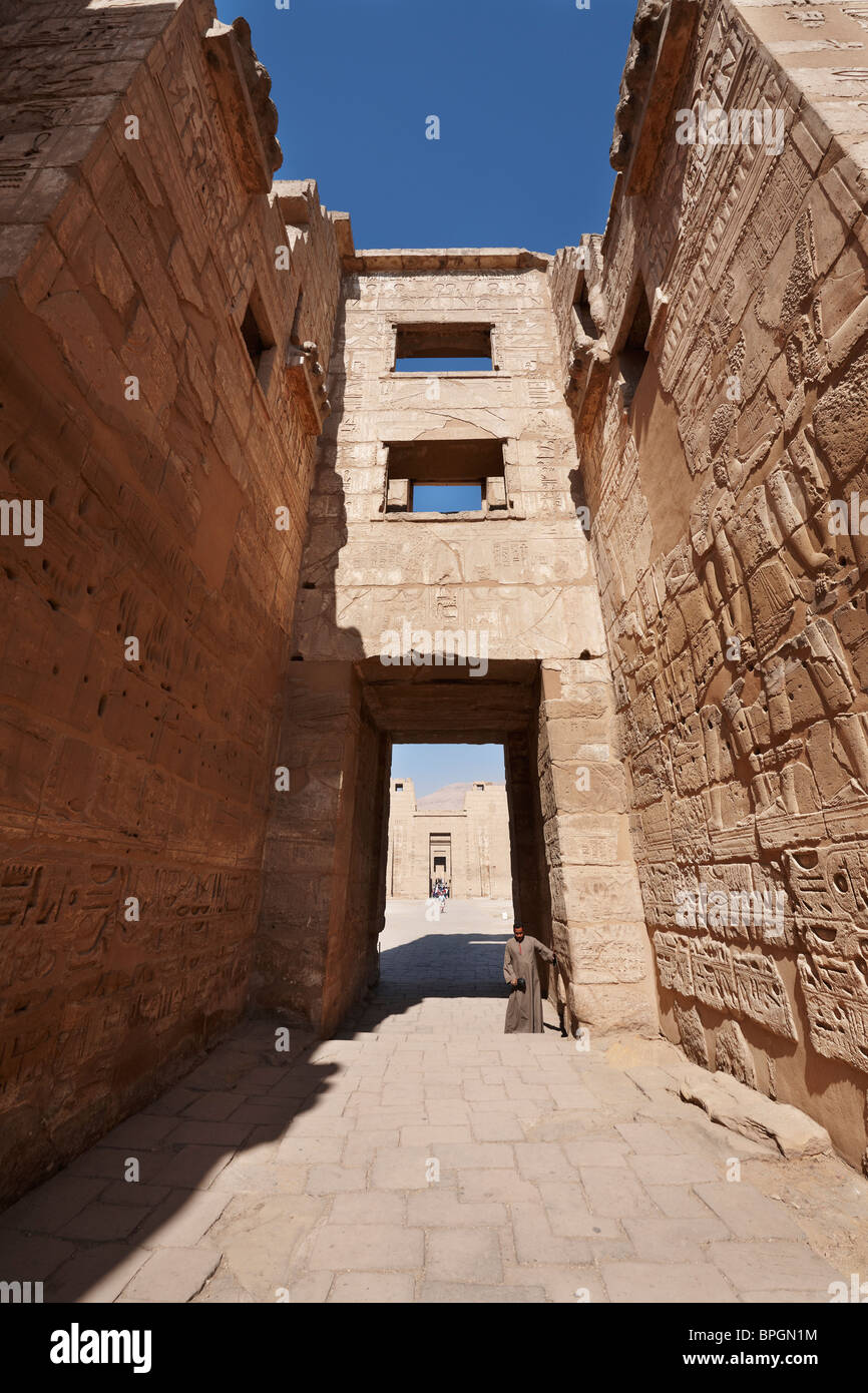 République gate, temple funéraire de Ramsès III à Médinet Habou temple de Ramsès III, Luxor, Egypte, Arabie, Afrique du Sud Banque D'Images