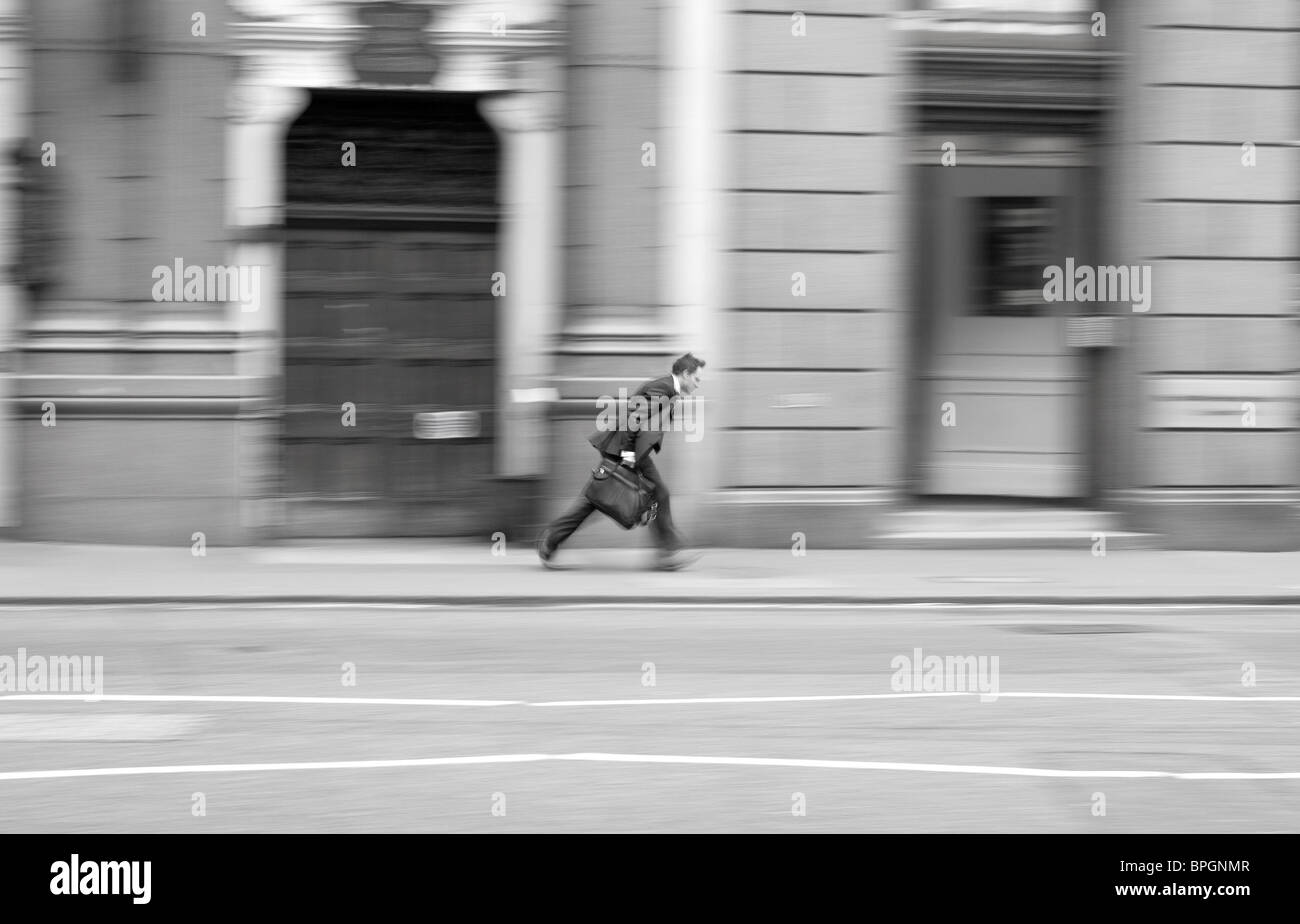 Homme avec un porte-documents dans la zone de la Banque à Londres aux heures de pointe. Banque D'Images