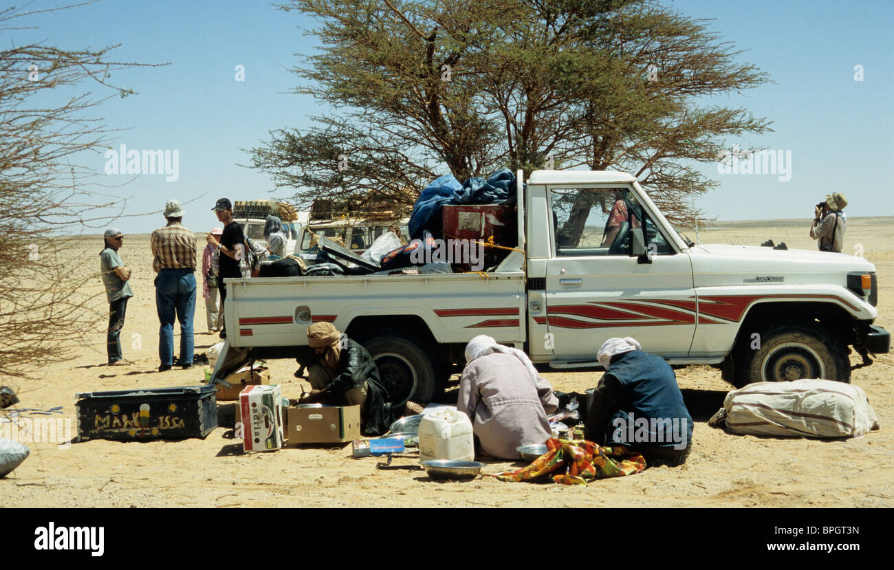 4X4 voiture de service au cours d'une pause déjeuner sur la façon d'un Waw Namus, Sahara, Libye Banque D'Images
