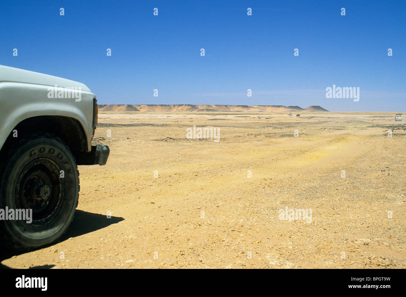 Avant d'un 4X4 (Toyota Landcruiser) passant une mauvaise piste, ca. 150 km à l'ouest de Waw un cratère Namus, Libye Banque D'Images