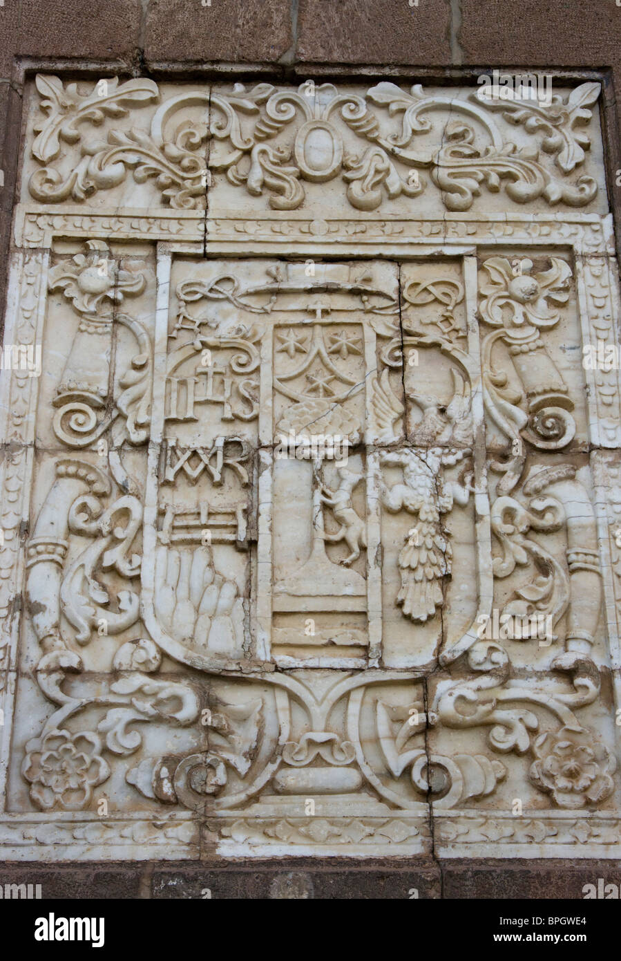 Le Pérou. Cusco. Église de El Triunfo (17e siècle).Inscriptions sur la base de Cusco coloniale. Banque D'Images