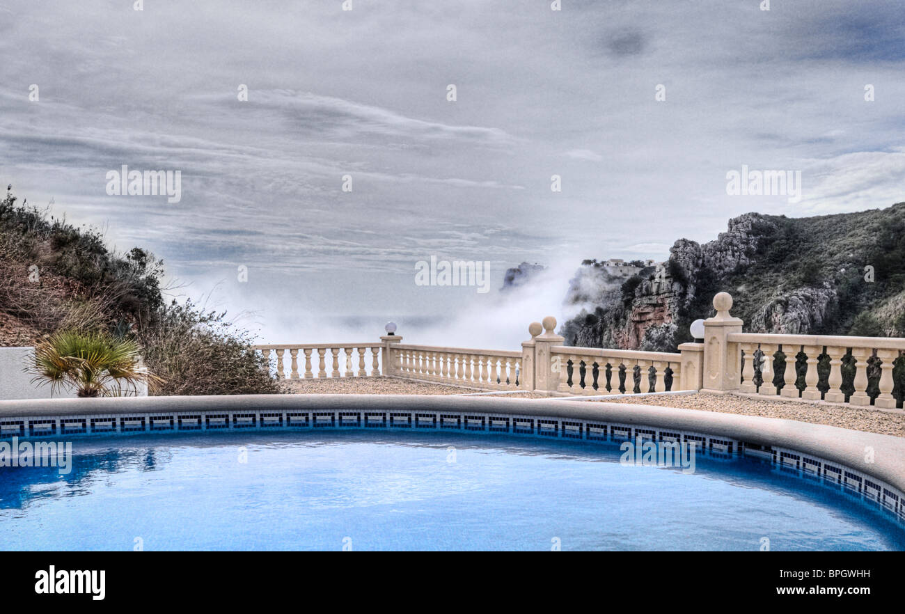 Tourné d'une Méditerranée de luxe piscine, avec brouillard montant de la mer Banque D'Images