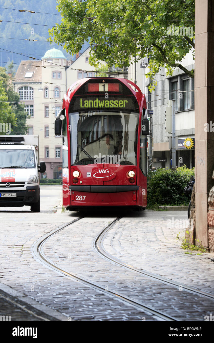 Le tramway électrique VAG à Freiburg im Breisgau, Baden Wurtemberg, Allemagne Banque D'Images