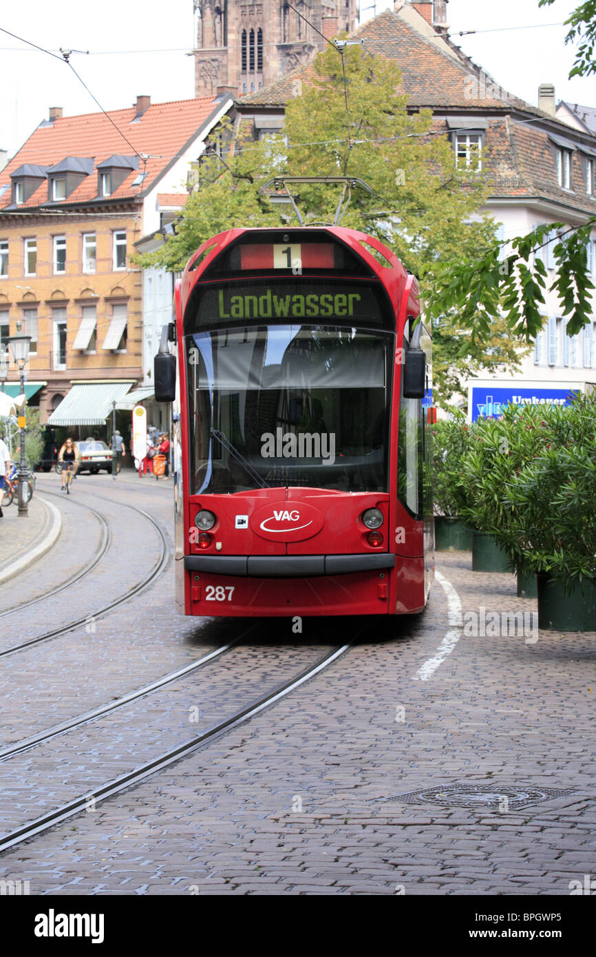 Le tramway électrique VAG à Freiburg im Breisgau, Baden Wurtemberg, Allemagne Banque D'Images