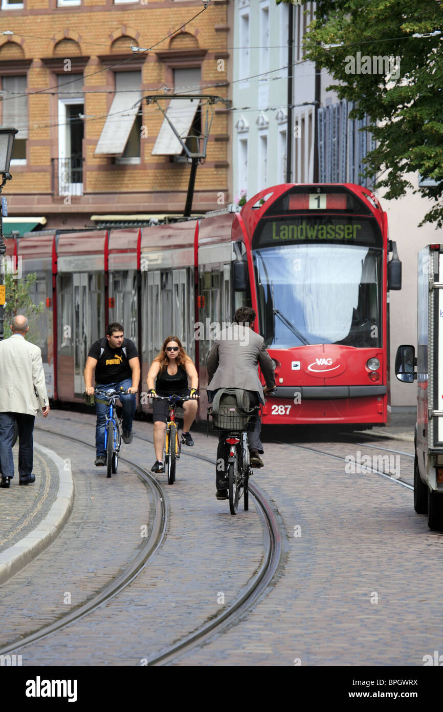 Le tramway électrique VAG et Cyclicts à Freiburg im Breisgau, Baden Wurtemberg, Allemagne Banque D'Images
