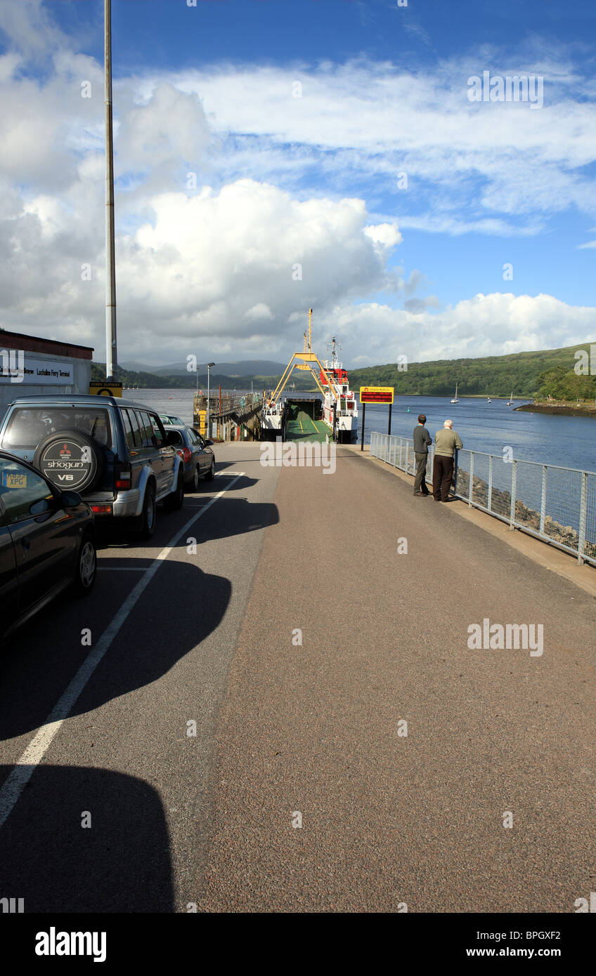 Lochaline ferry queue pour Fishnish sur l'île de Mull Banque D'Images