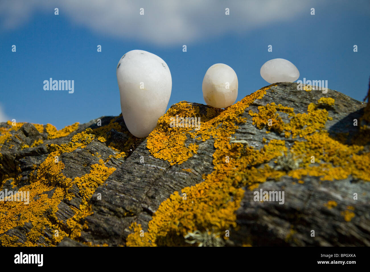 Un morceau de land art, sous la forme de trois petits cailloux en équilibre sur un gros rocher. Réalisé par l'artiste photographe & Chris Madden Banque D'Images