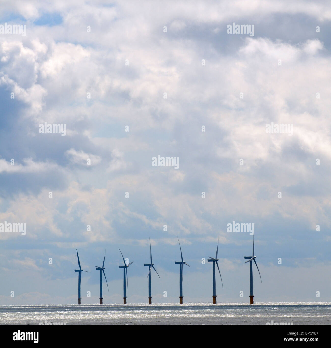 Éoliennes au large de Gunfleet Sands vu de Clacton On Sea Essex une station balnéaire sur la côte ouest de l'Angleterre Banque D'Images