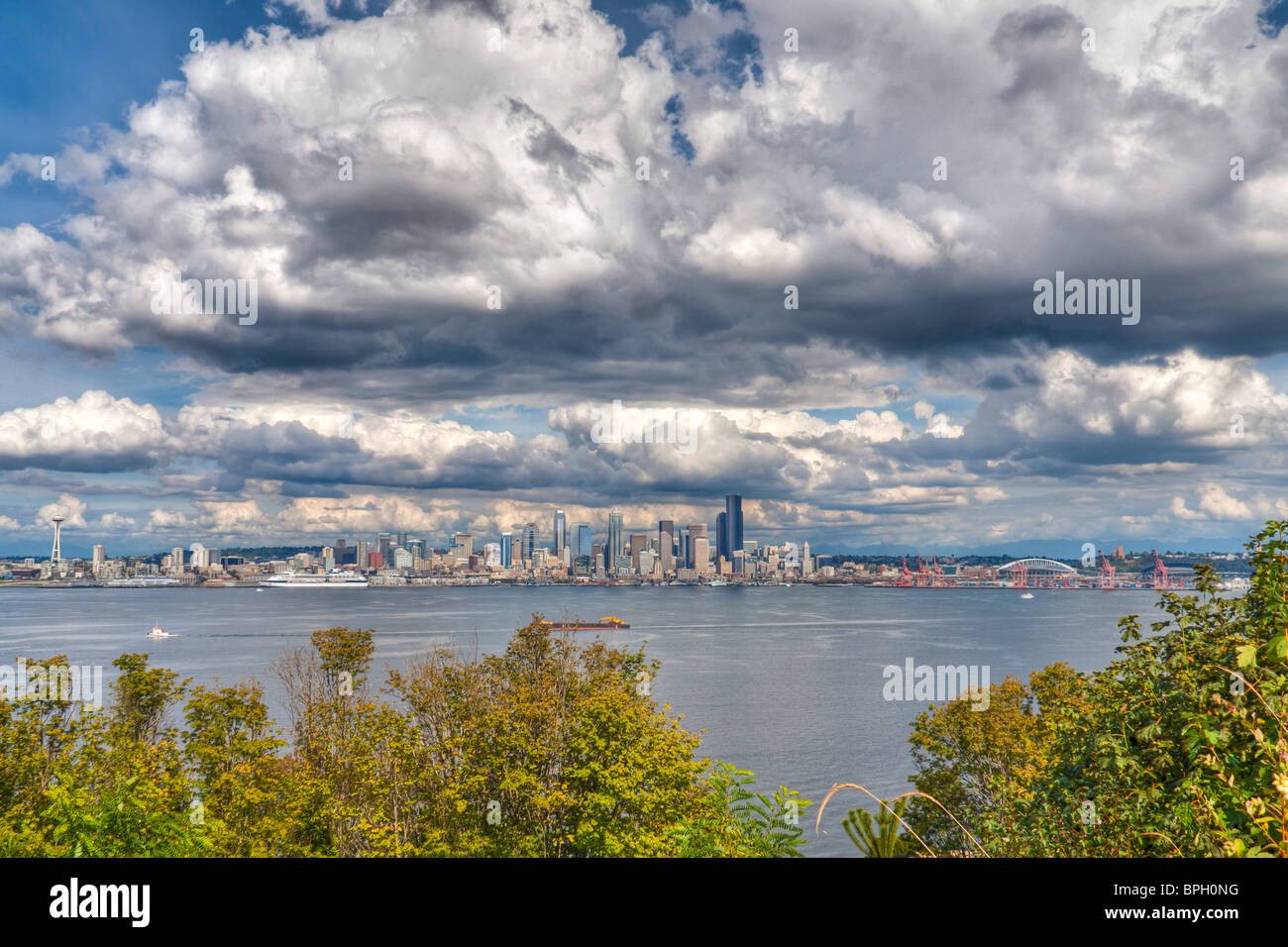 Seattle skyline de West Seattle avec les cumulonimbus, Seattle, Washington Banque D'Images