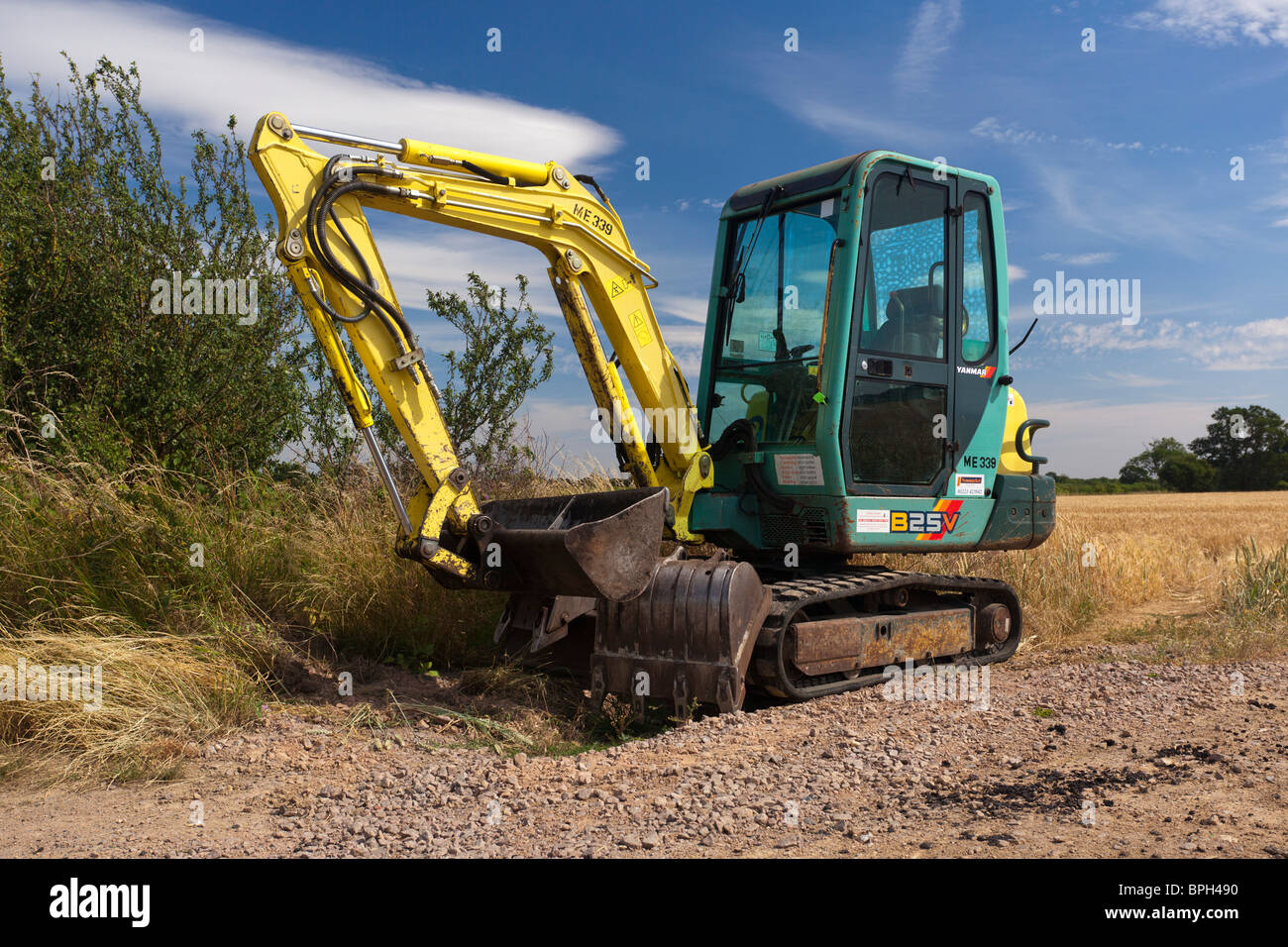 Yanmar B25V mini pelle garé dans un champ Banque D'Images