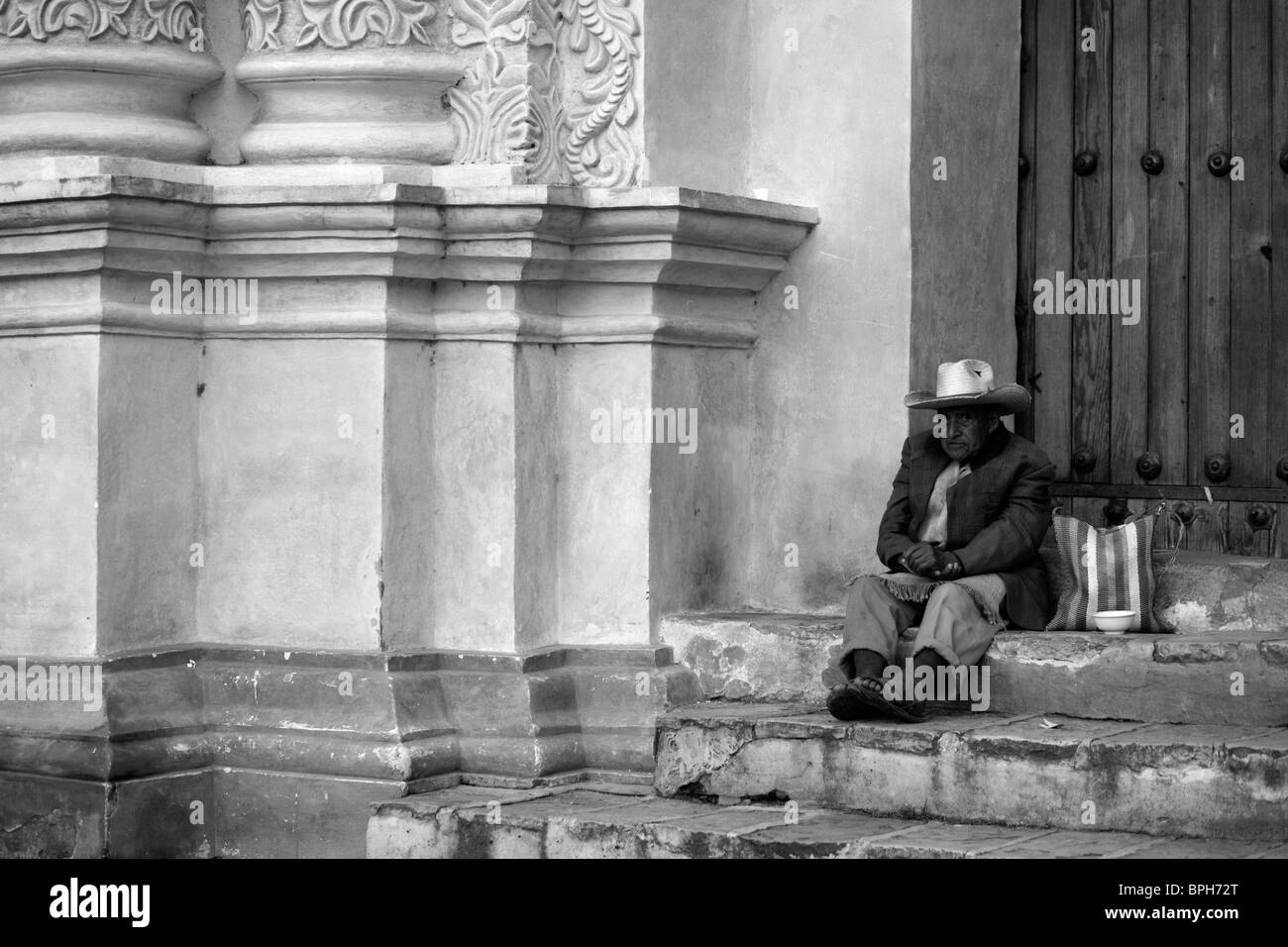 Un homme est assis sur les marches à l'extérieur de l'église de Santo Domingo à San Cristobal de Las Casas au Chiapas au Mexique Banque D'Images