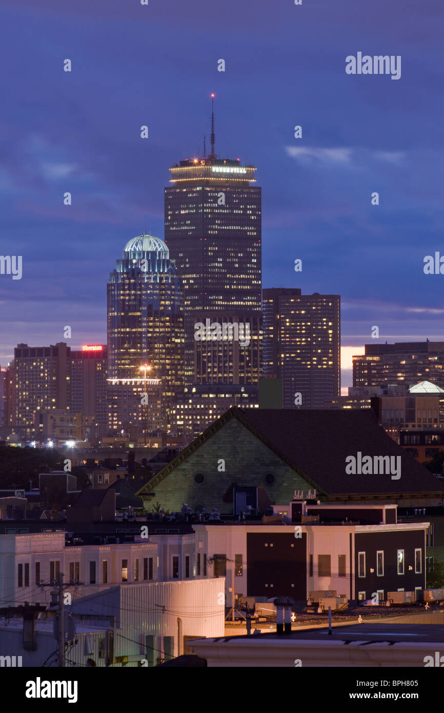 Buildings lit up at night, Boston, Massachusetts, USA Banque D'Images