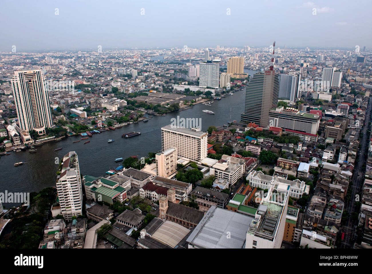 Regardant vers le bas sur la ville de Bangkok, la capitale de la Thaïlande et de la rivière Chao Phraya qui traverse le centre de c Banque D'Images