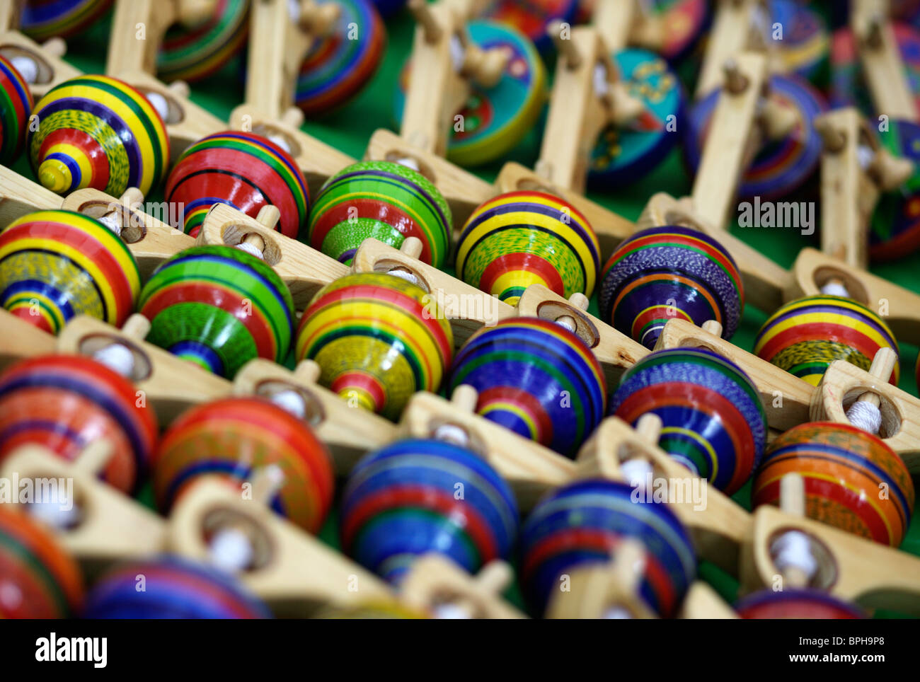 Toupie jouets en vente à San Cristobal de Las Casas au Chiapas au Mexique  Photo Stock - Alamy