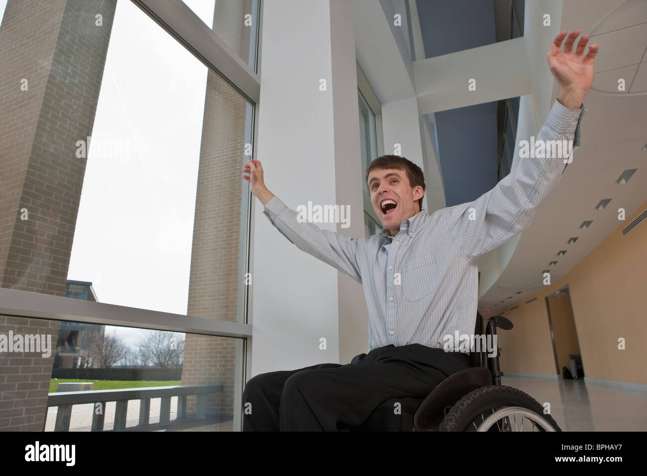 Businessman avec de la moelle épinière dans un fauteuil roulant à la hâte Banque D'Images