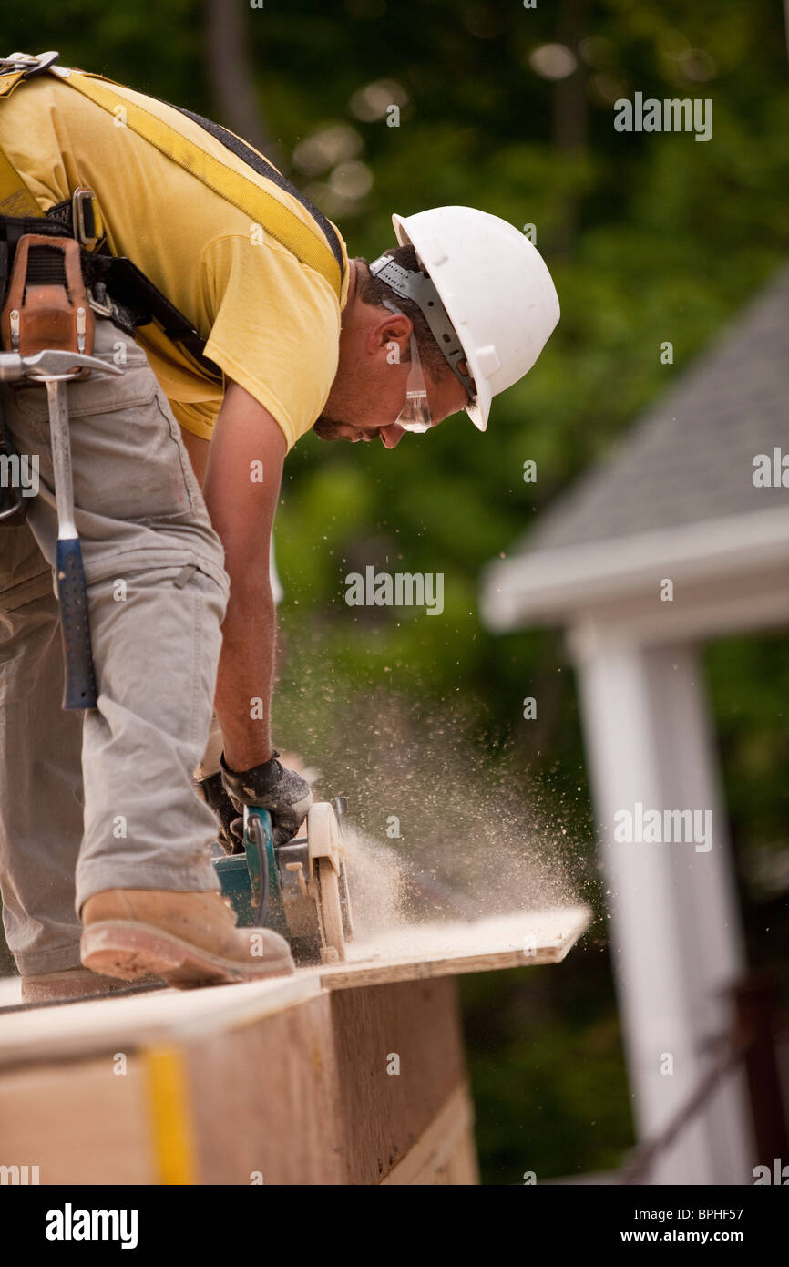 Carpenter sawing a Panneaux de particules - aggloméré Banque D'Images