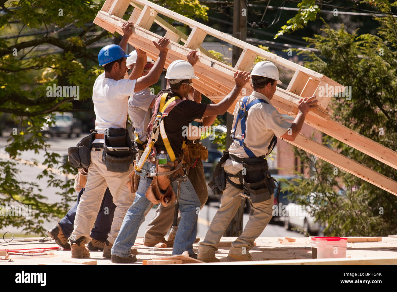 Les charpentiers de toiture châssis gable de levage sur un chantier de construction Banque D'Images