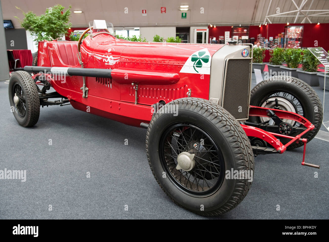 Un rouge Alfa Romeo RL Targa Florio 1924 sur l'affichage en Novegro (Milan), Italie Banque D'Images