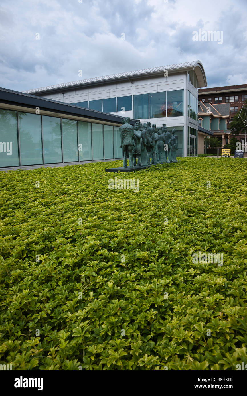 Un groupe sculptural devant Kalamazoo Institute of Arts dans Bronson Park Kalamazoo Michigan USA nobody hi-res Banque D'Images