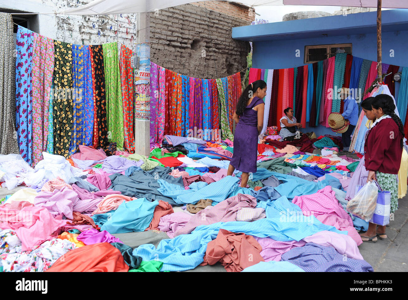 Vendeur textile à Tlacolula Marché, Oaxaca, Mexique Banque D'Images