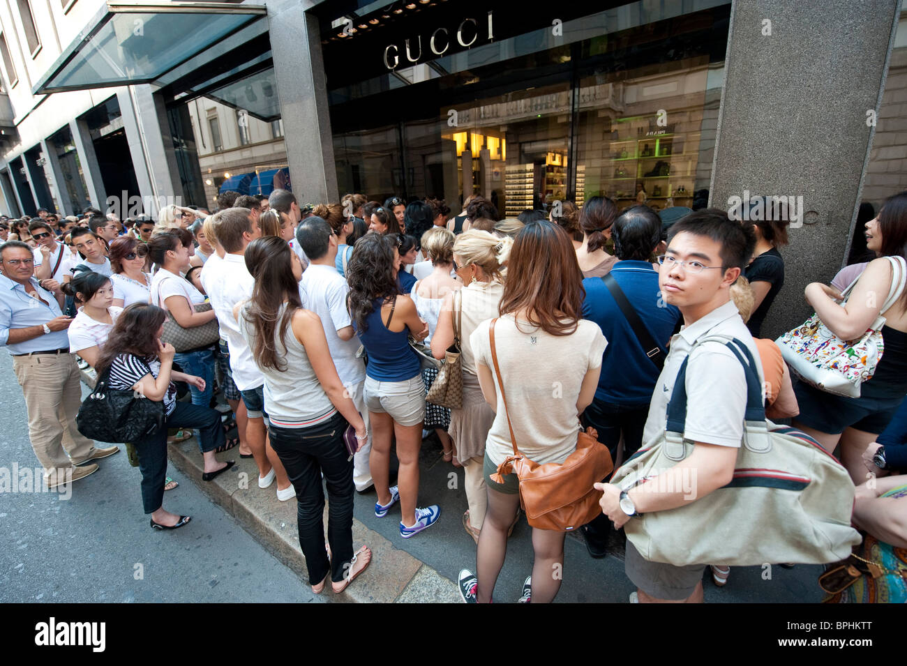 Longue file d'attente pour les soldes d'été à l'extérieur du magasin Gucci  via Montenapoleone Milan Italie Photo Stock - Alamy