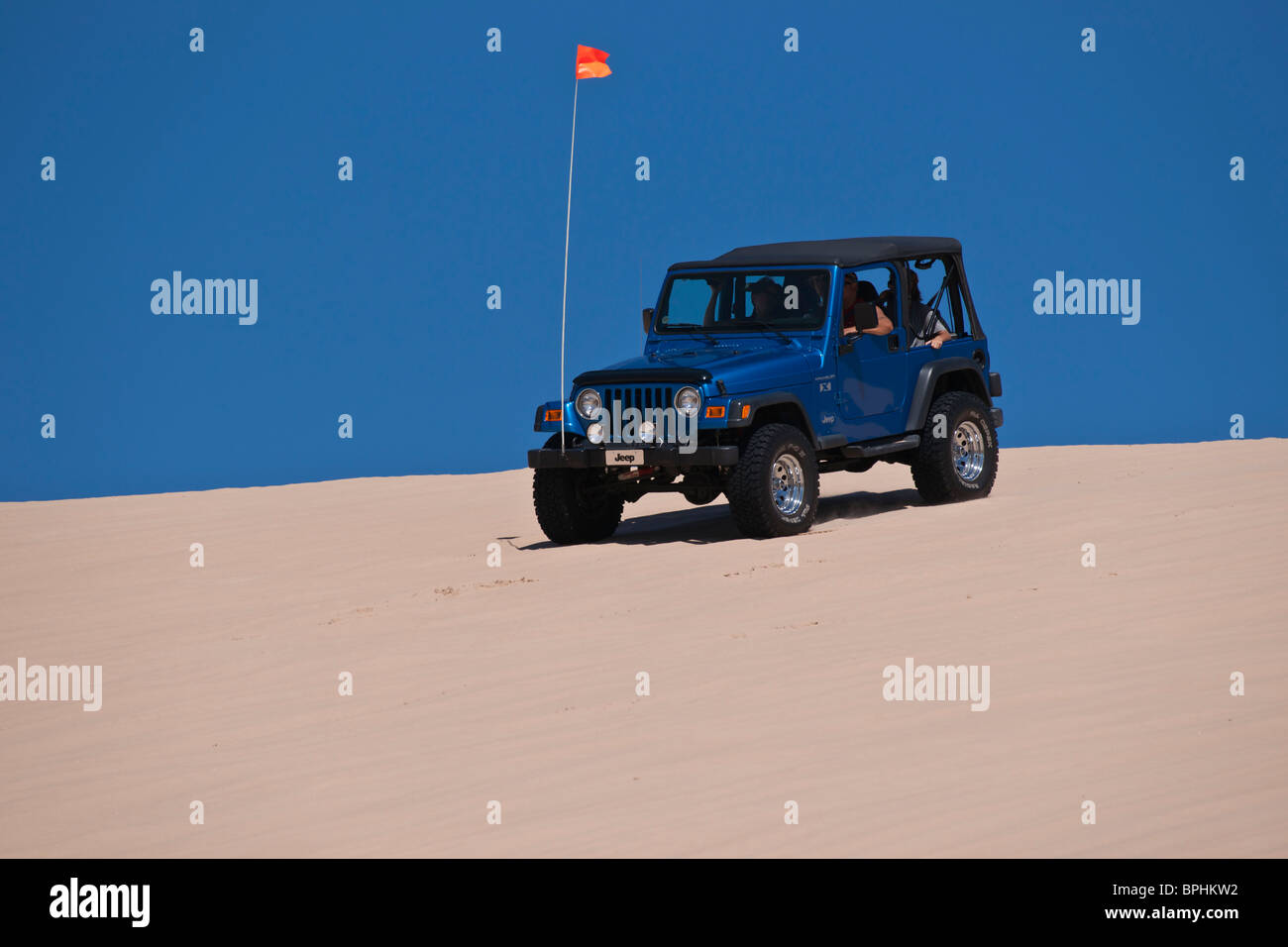 Silver Lake at State Park Michigan dunes rides Blue Jeep Wrangler X angle bas horizontal aux États-Unis US haute résolution Banque D'Images