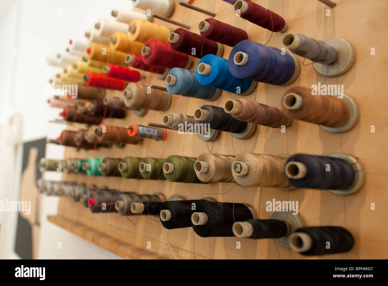 Les tiroirs de thread sur une administration à 'Il veste de costume la musica' exposition Milan Italie Banque D'Images