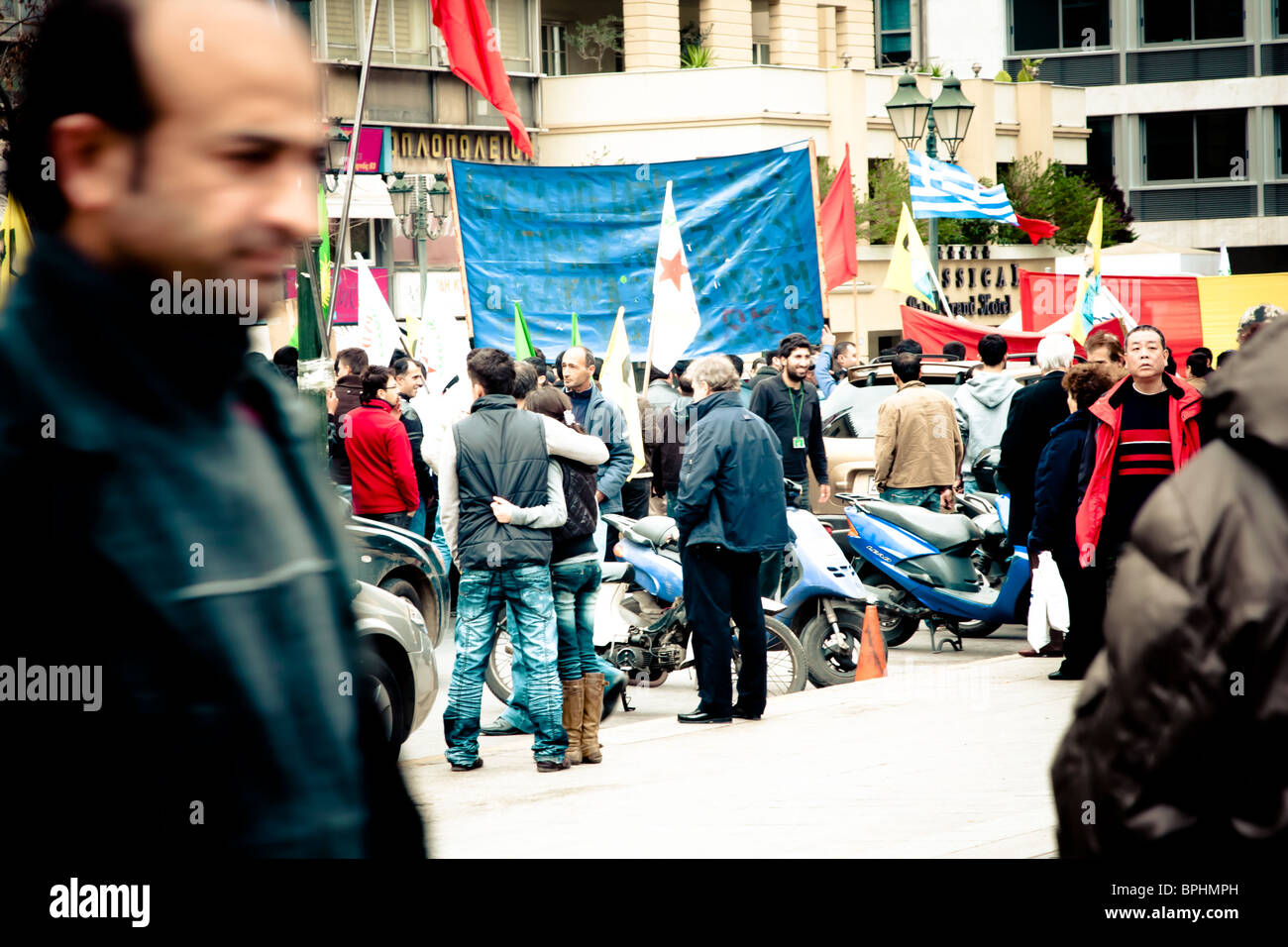 Les manifestants kurdes à travers le centre-ville à pied avec des bannières le 14 février 2010 à Athènes, Grèce. Banque D'Images