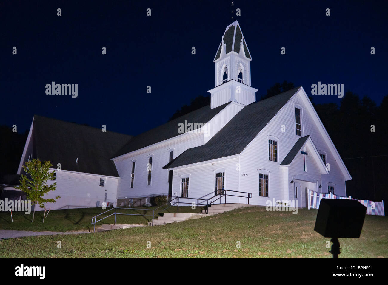 Une église luthérienne blanche rurale éclairée par une lumière la nuit basse péninsule USA US angle bas d'au-dessus de personne aucune horizontale haute résolution Banque D'Images