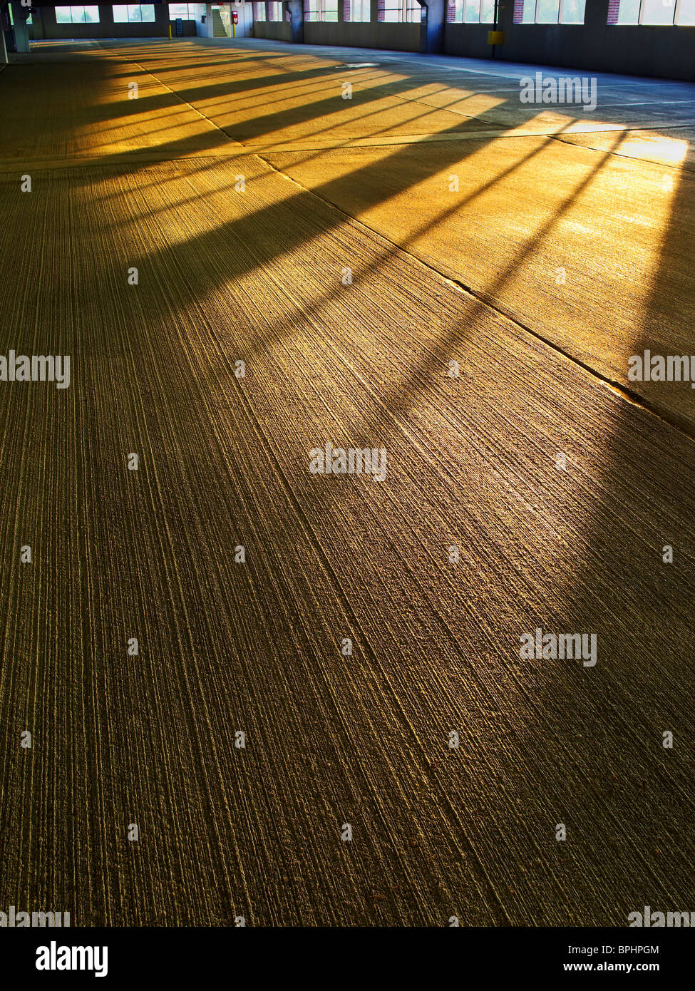 Lever tôt le matin et les ombres du soleil sur béton gravé dans un garage vide, Philadelphia, USA Banque D'Images