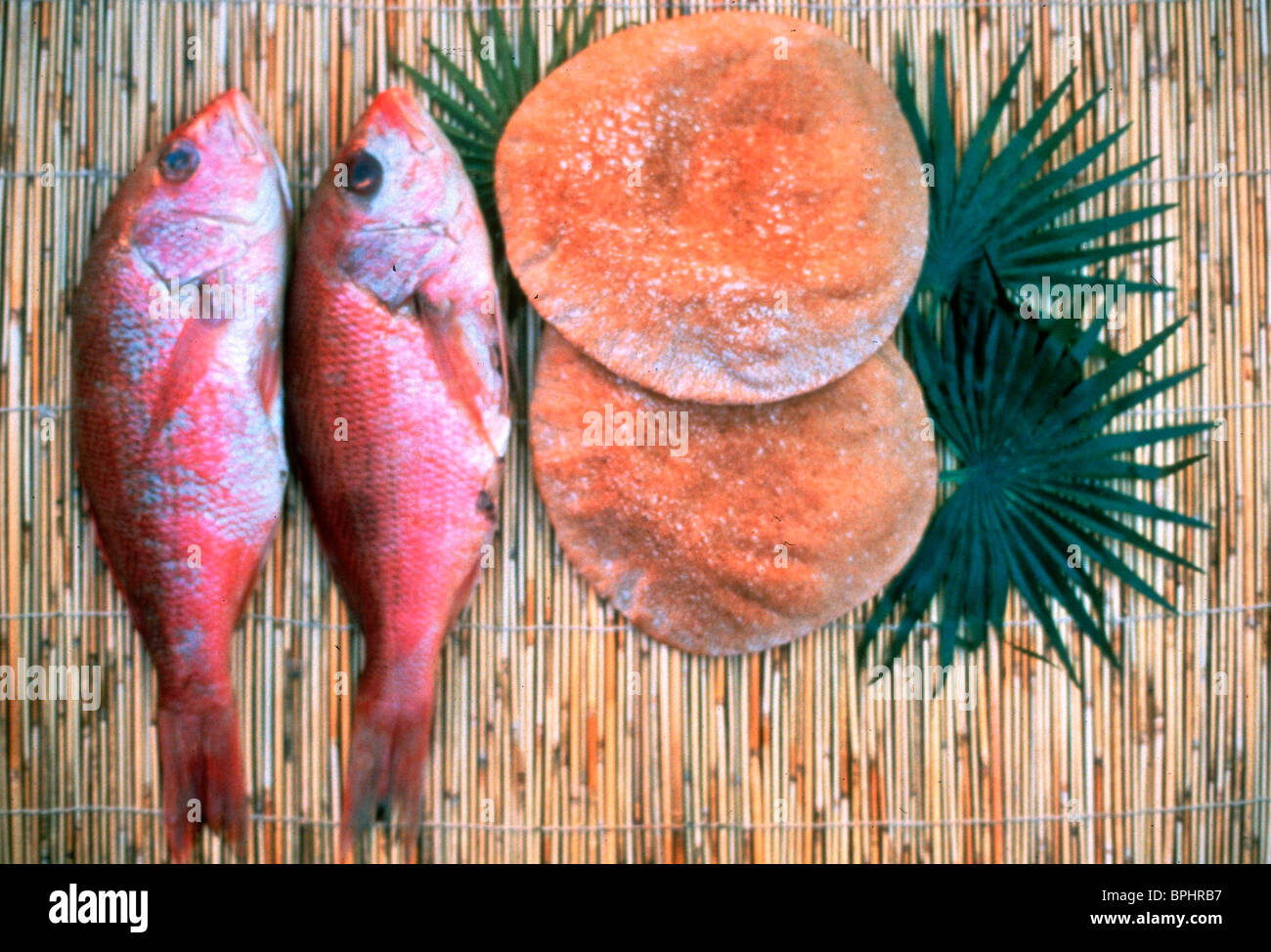 La représentation symbolique de la parabole biblique de l'alimentation des 5,000 est également connue sous le nom de « miracle des cinq pains et des deux poissons »; Banque D'Images