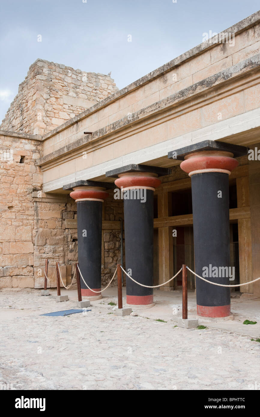 Les colonnes soutenant le portique de la salle de l'Axes Double à Cnossos en Crète, Grèce. Banque D'Images
