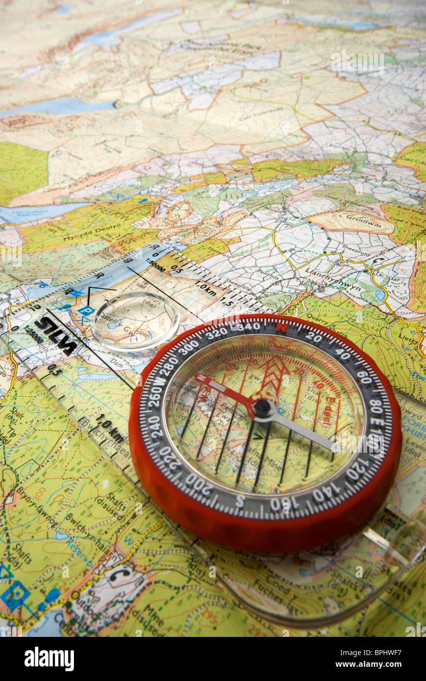 Compas magnétique sur une carte Banque D'Images