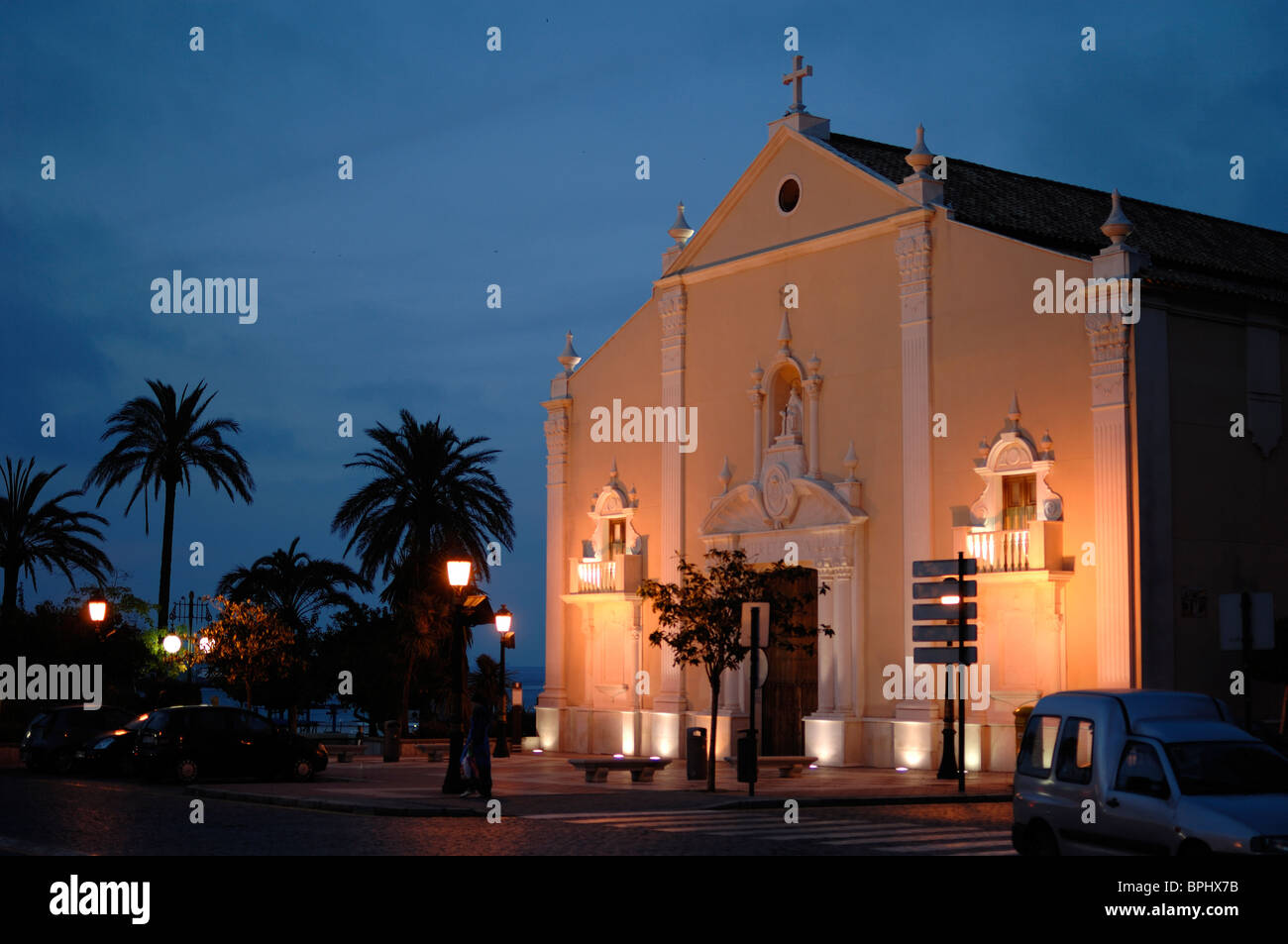 Église de Santa Maria en Afrique, ou Sanctuaire de notre Dame en Afrique, c18e église de style andalou, à Dusk ou éclairé la nuit, Ceuta, Espagne Banque D'Images