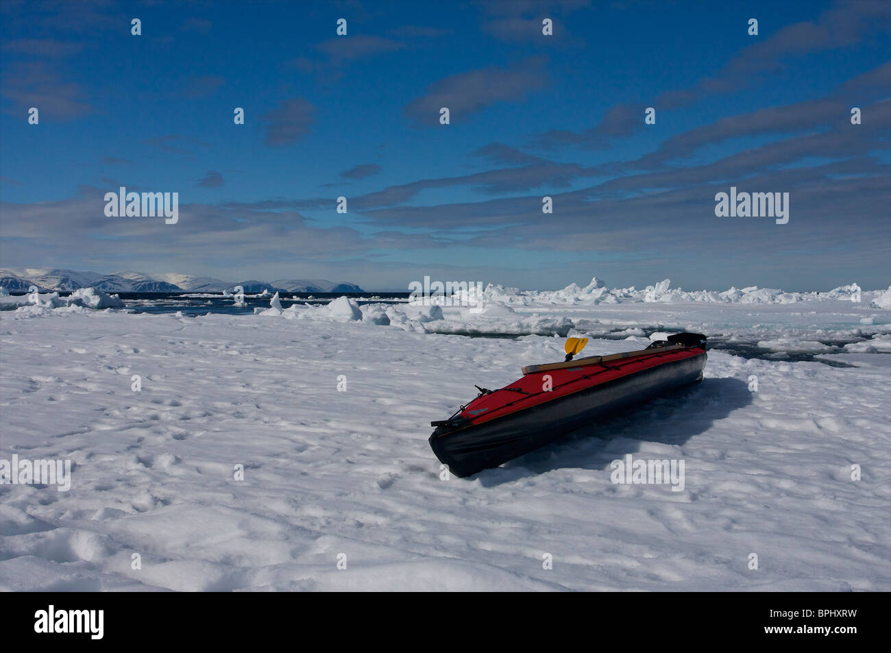 Printemps de dislocation de la plongée dans le détroit de Lancaster, étang, Inlet, île de Baffin, Nunavut, Canada Banque D'Images