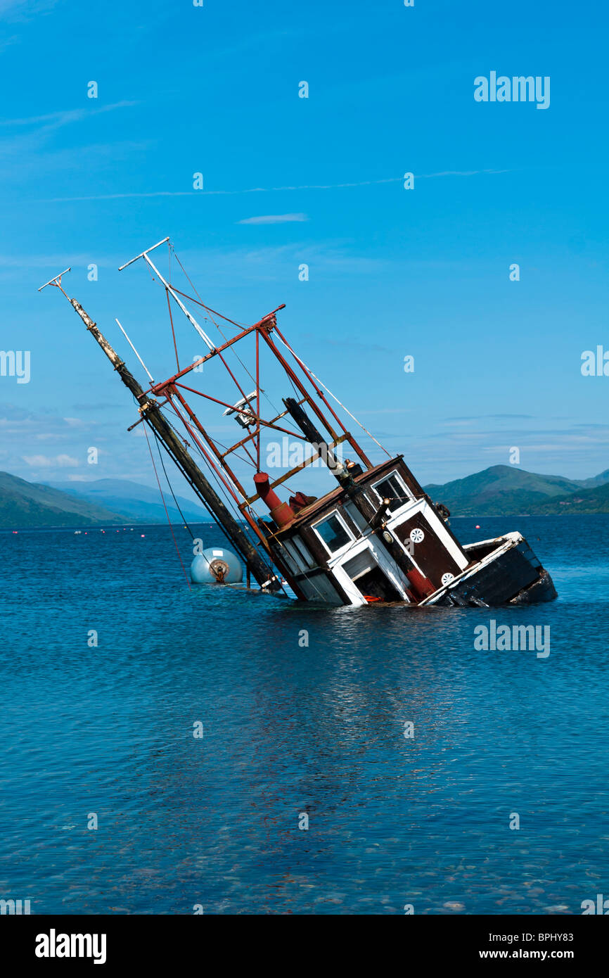 Bateau de pêche en partie submergé dans le Loch Linnie Banque D'Images