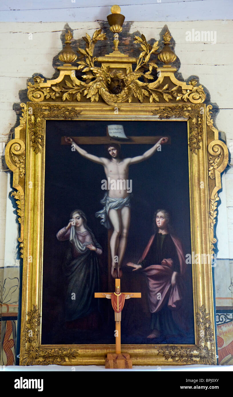 Jésus crucifié. La peinture dans une église. La remarque ci-dessus (peint) Jésus dit : Iesus Nazarenus Rex Iudaeorum. Banque D'Images